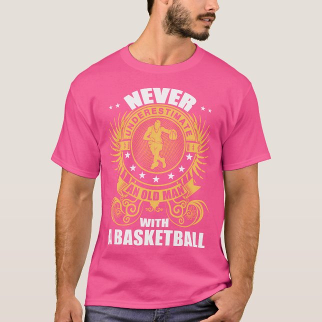 Underskatta aldrig en gammal man med en basket T Shirt (Framsida)