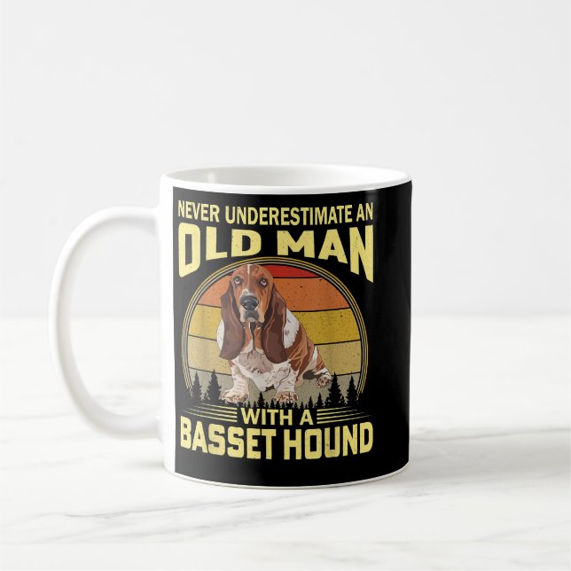Underskatta aldrig en gammal man med en basset Hou Kaffemugg (Vänster)