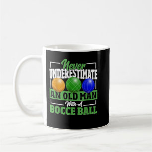 Underskatta aldrig en gammal man med en boce Boll  Kaffemugg