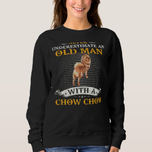 Underskatta aldrig en gammal man med en Chow Chow  T Shirt