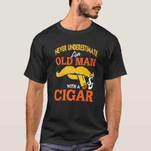 Underskatta aldrig en gammal man med en cigarr-pre t shirt