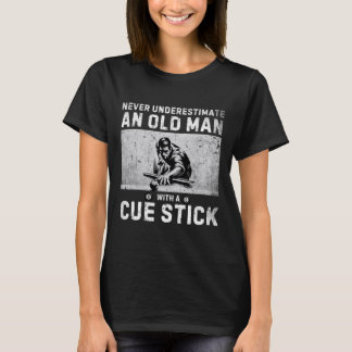 Underskatta aldrig en gammal man med en Cue Stick  T Shirt