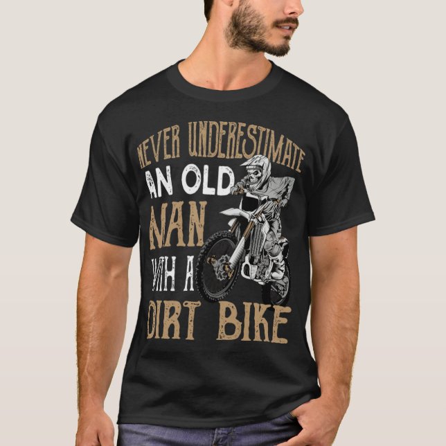 Underskatta aldrig en gammal man med en Dirt Bike  T Shirt (Framsida)