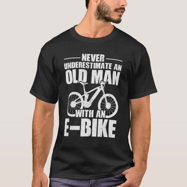Underskatta aldrig en gammal man med en E-Bike Cyc T Shirt (Framsida)