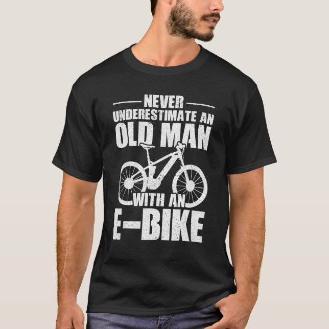Underskatta aldrig en gammal man med en E-Bike Cyc T Shirt (Framsida)