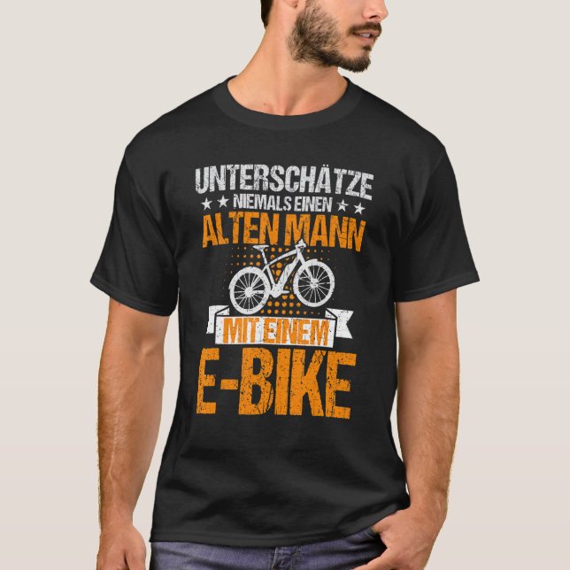 Underskatta aldrig en gammal man med en E-bike T Shirt (Framsida)