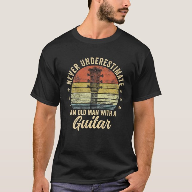 Underskatta aldrig en gammal man med en gitarr-lek t shirt (Framsida)