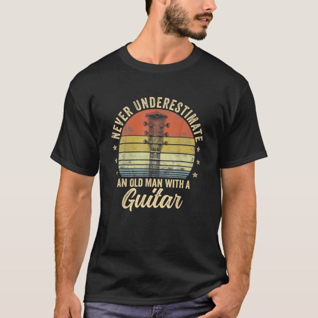 Underskatta aldrig en gammal man med en gitarr-lek t shirt (Framsida)