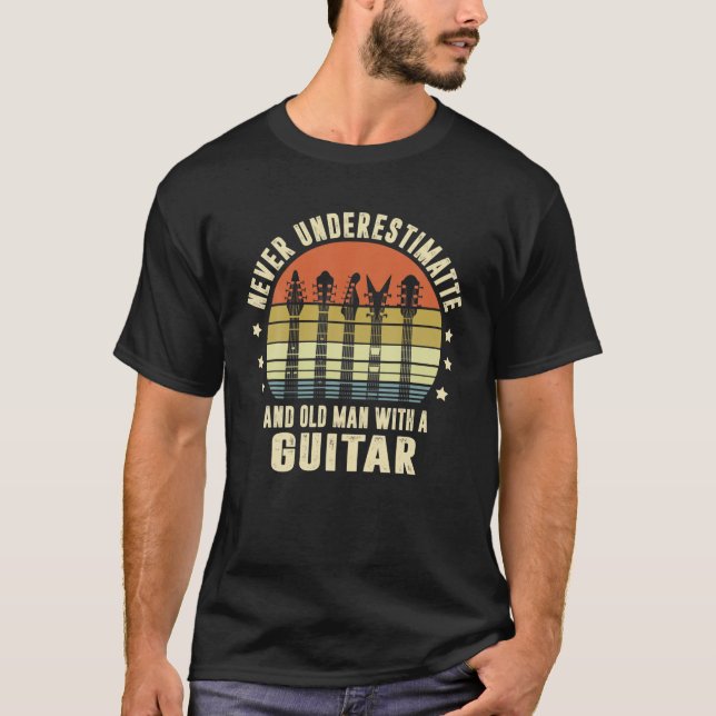Underskatta aldrig en gammal man med en gitarr-lek t shirt (Framsida)
