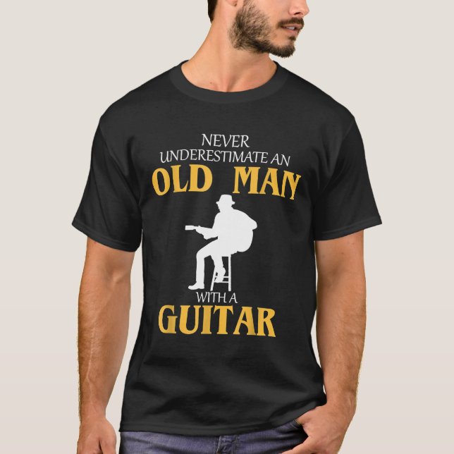 Underskatta aldrig en gammal man med en Guitar-gåv T Shirt (Framsida)