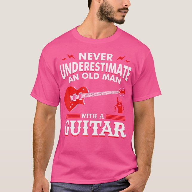 Underskatta aldrig en gammal man med en Guitar Gui T Shirt (Framsida)