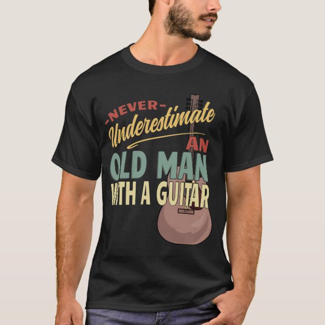 Underskatta aldrig en gammal man med en Guitar T Shirt (Framsida)