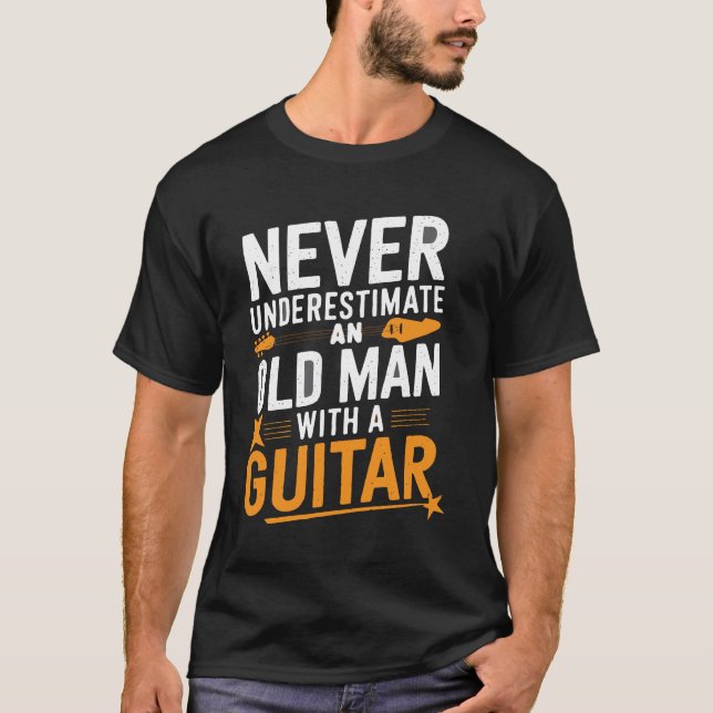 Underskatta aldrig en gammal man med en Guitar - V T Shirt (Framsida)