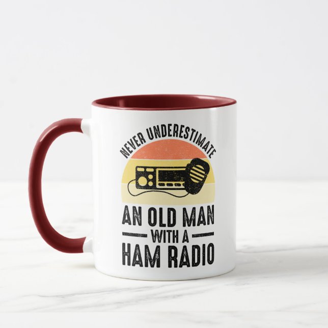 Underskatta aldrig en gammal man med en ham-radio mugg (Vänster)