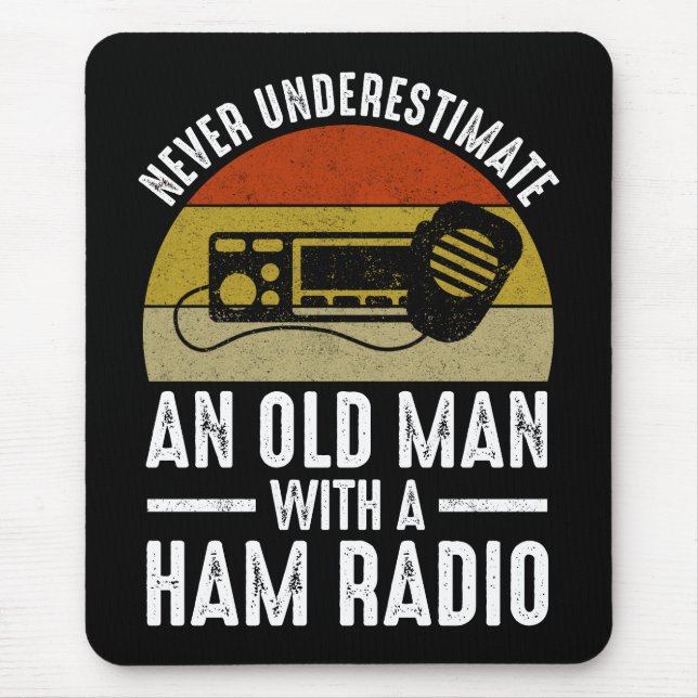 Underskatta aldrig en gammal man med en ham-radio musmatta (Framsidan)