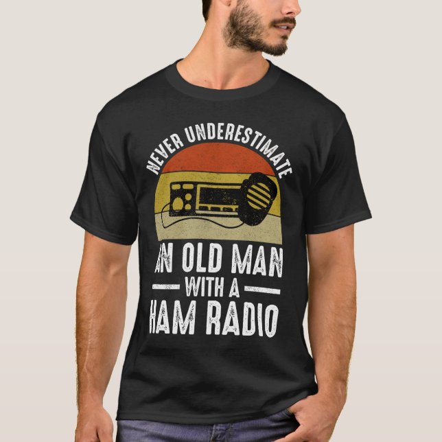 Underskatta aldrig en gammal man med en ham-radio t shirt (Framsida)