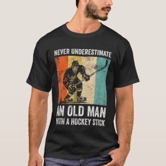Underskatta aldrig en gammal man med en hockeypenn t shirt