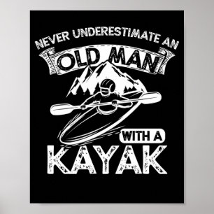 Underskatta aldrig en gammal man med en kayak poster