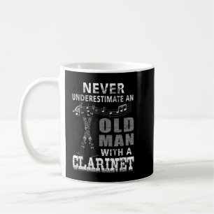 Underskatta aldrig en gammal man med en klarinettp kaffemugg