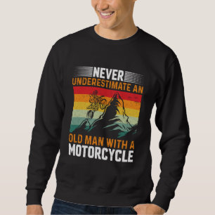 Underskatta aldrig en gammal man med en motorcykel lång ärmad tröja