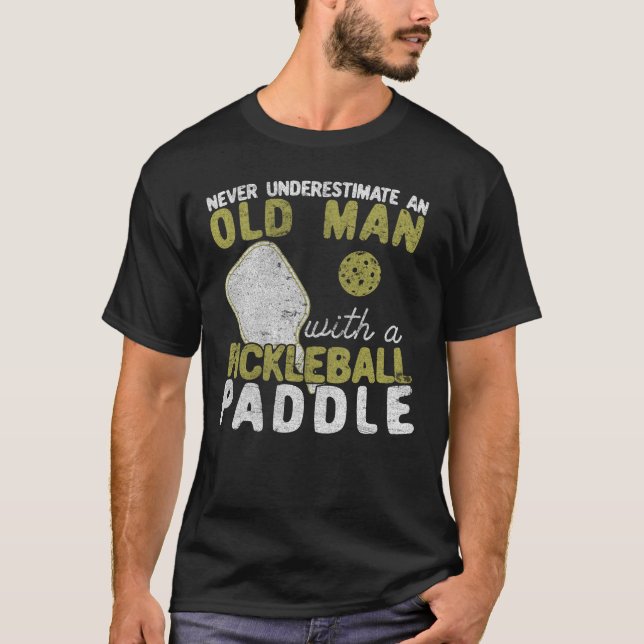 Underskatta aldrig en gammal man med en Pickleball T Shirt (Framsida)