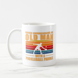 Underskatta aldrig en gammal man med en pikboll kaffemugg