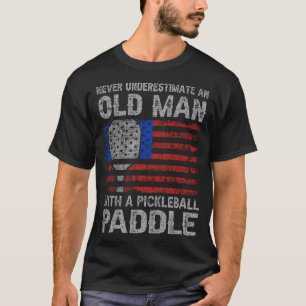 Underskatta aldrig en gammal man med en pikboll P T Shirt