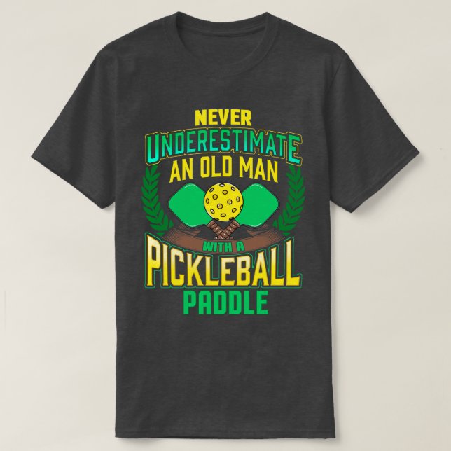 Underskatta aldrig en gammal man med en pikboll P T Shirt (Design framsida)