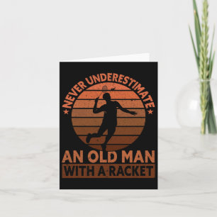 Underskatta aldrig en gammal man med en racketfunn kort