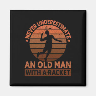 Underskatta aldrig en gammal man med en racketfunn magnet