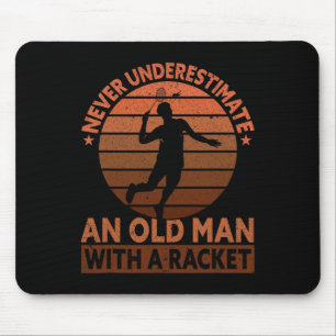 Underskatta aldrig en gammal man med en racketfunn musmatta