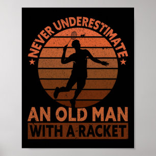Underskatta aldrig en gammal man med en racketfunn poster