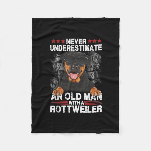 Underskatta aldrig en gammal man med en Rottweiler Fleecefilt (Framsidan)
