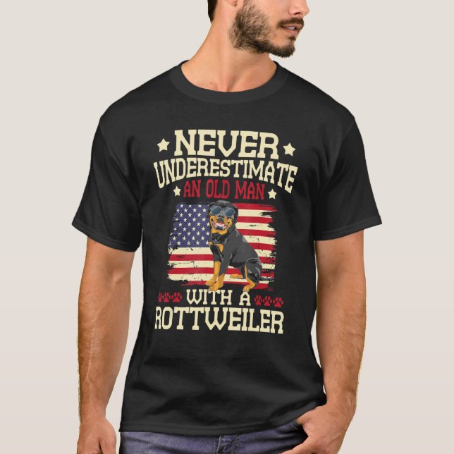 Underskatta aldrig en gammal man med en rotweiler  t shirt (Framsida)
