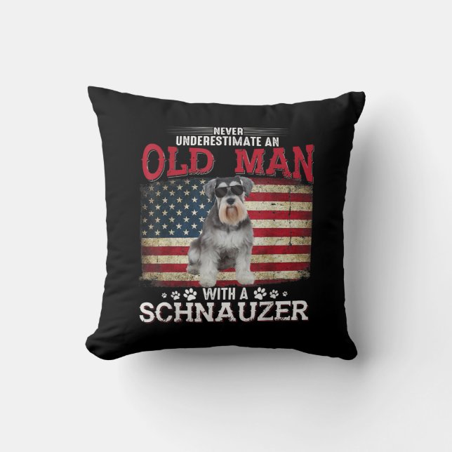 Underskatta aldrig en gammal man med en schnauzer kudde (Framsida)