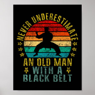 Underskatta aldrig en gammal man med en svart Bält Poster