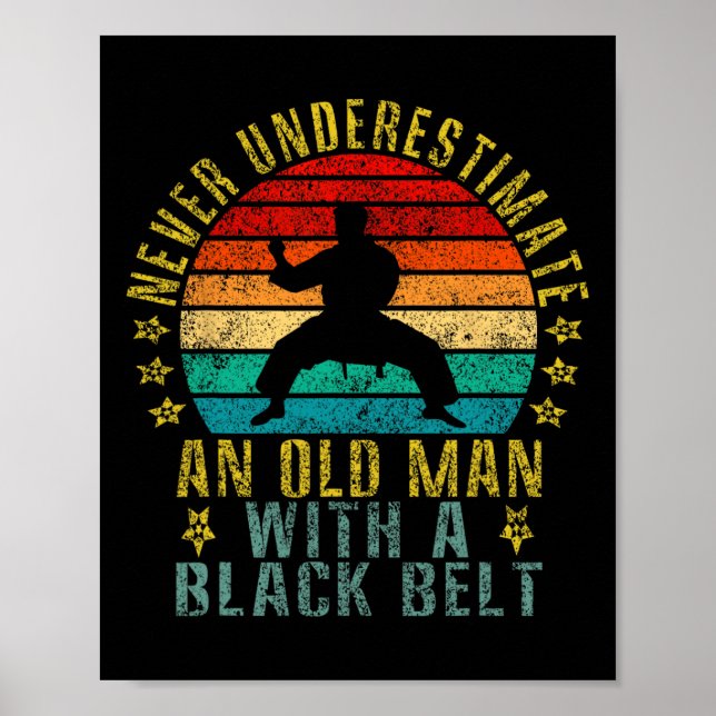 Underskatta aldrig en gammal man med en svart Bält Poster (Framsidan)