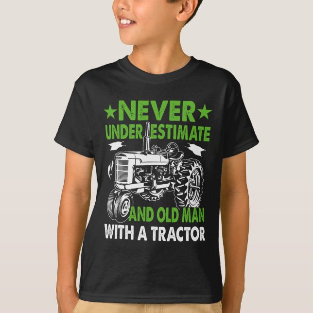Underskatta aldrig en gammal man med en traktor t shirt (Framsida)