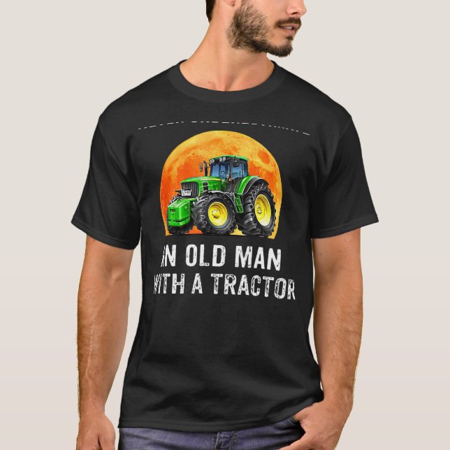 Underskatta aldrig en gammal man med en traktor t shirt (Framsida)