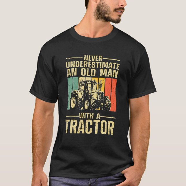 Underskatta aldrig en gammal man med en traktorvin t shirt (Framsida)