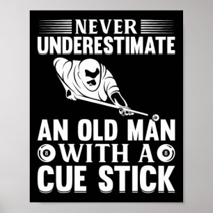 Underskatta aldrig en gammal man med ett Cue Stick Poster
