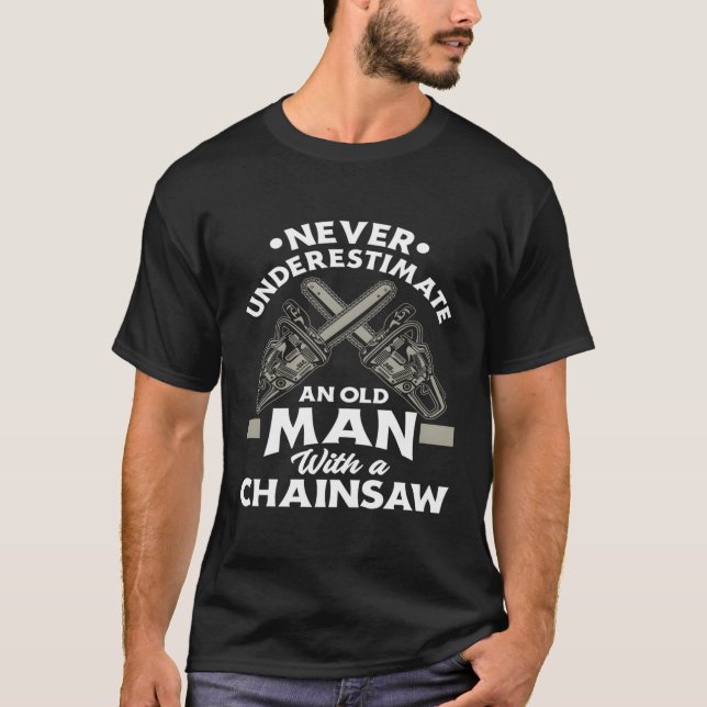 Underskatta aldrig en gammal man med ett motorsågs t shirt (Framsida)
