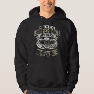 Underskatta aldrig en gammal man med jump WingsMil Hoodie
