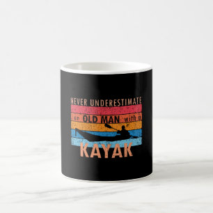 Underskatta aldrig en gammal man med Kayak Kaffemugg