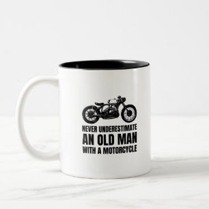 Underskatta aldrig en gammal man med motorcykel Två-Tonad mugg