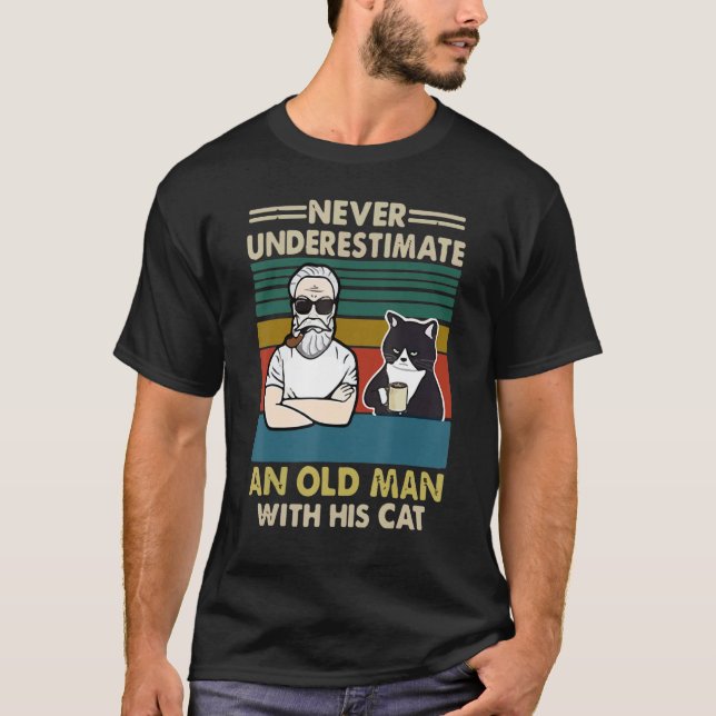 Underskatta aldrig en gammal man med sin katt t shirt (Framsida)