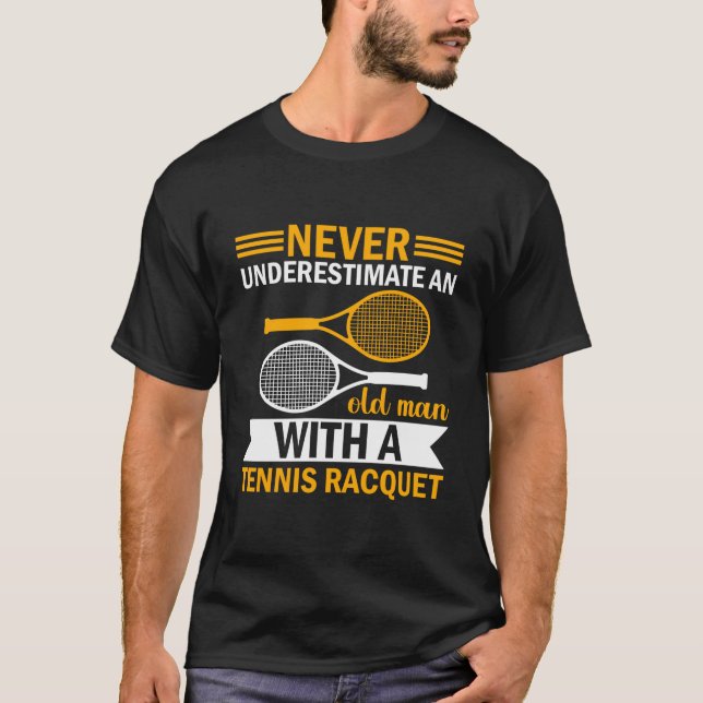 Underskatta aldrig en gammal man med tennis Racqu T Shirt (Framsida)