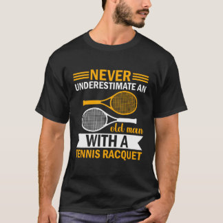 Underskatta aldrig en gammal man med tennis Racqu T Shirt