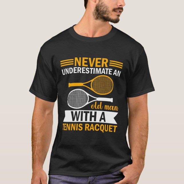 Underskatta aldrig en gammal man med tennis Racqu T Shirt (Framsida)