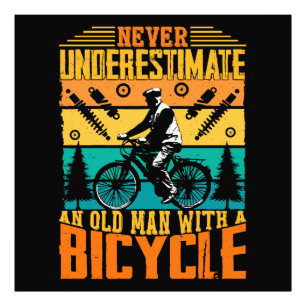 Underskatta aldrig en gammal man på en bike fototryck